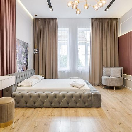 Leogrand Apartments On Leontovycha 17 Lviv Exterior photo
